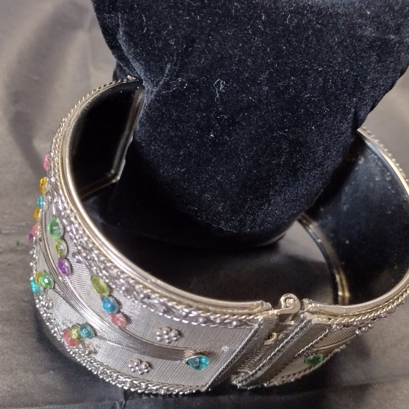 Silver tone Bracelet spring hinge embellished with colorful tiny stones - Picture 3 of 7